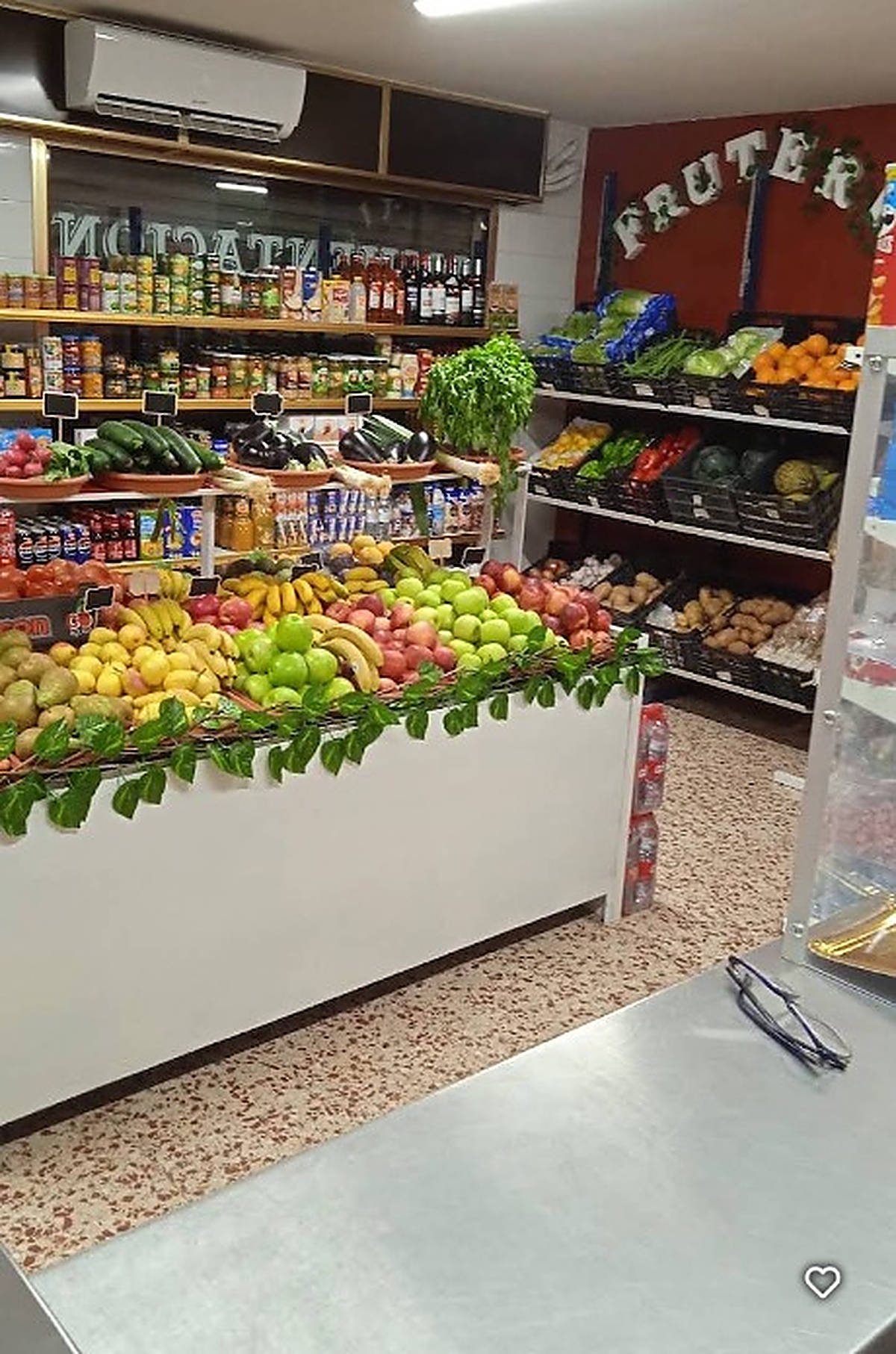 Estantes de verduras frescas