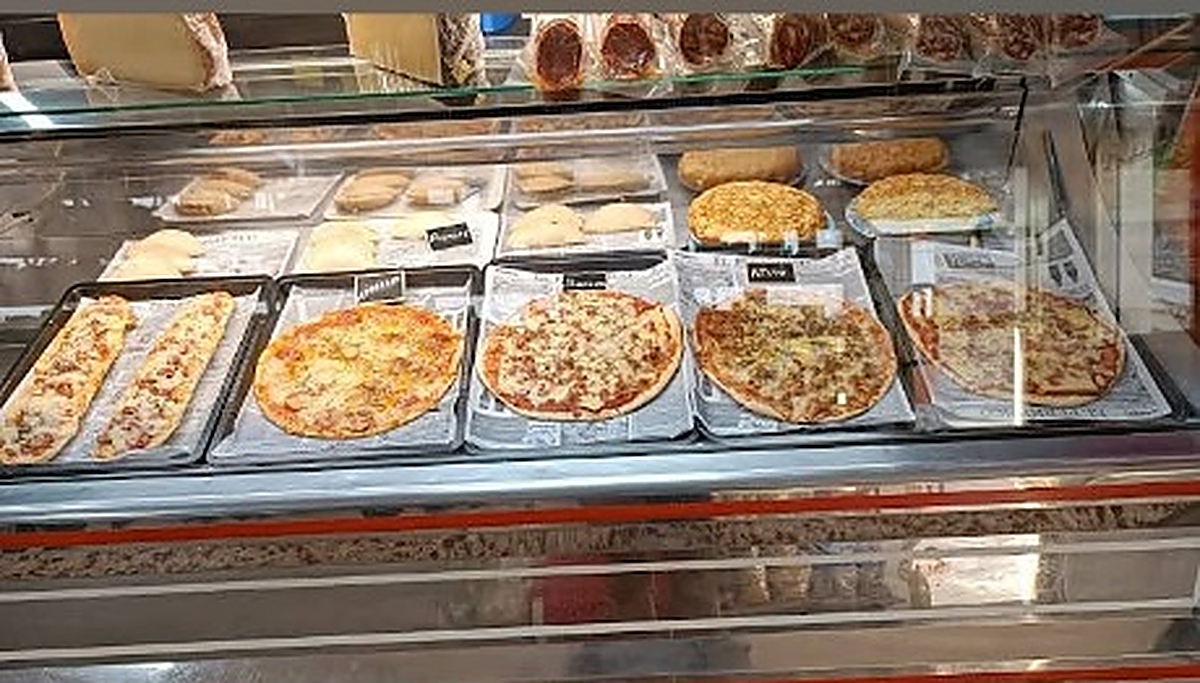 Vitrina con salados y pizzas